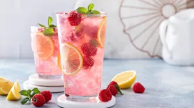 Врач сообщил об опасности популярной летней ягоды и напитков