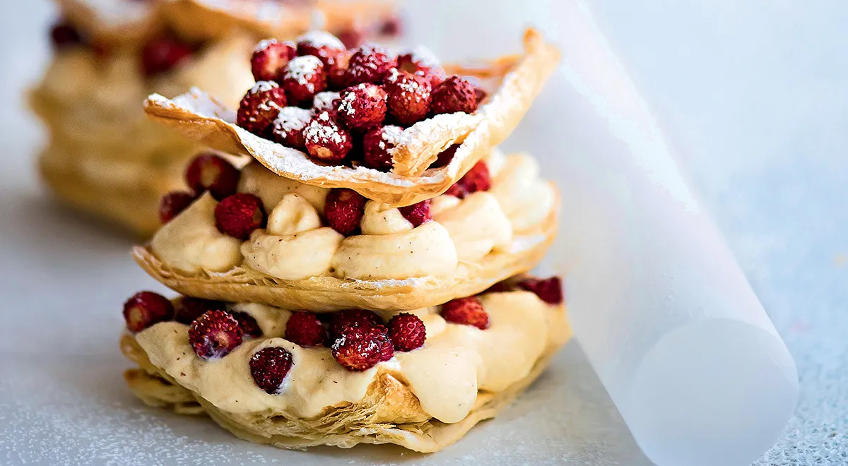 Начало сезона земляники, как приготовить с ароматными ягодами мусс, мильфей и мороженое