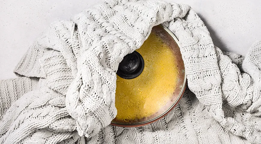 Куриные рулетики с плавленым сыром и зеленью на сковороде