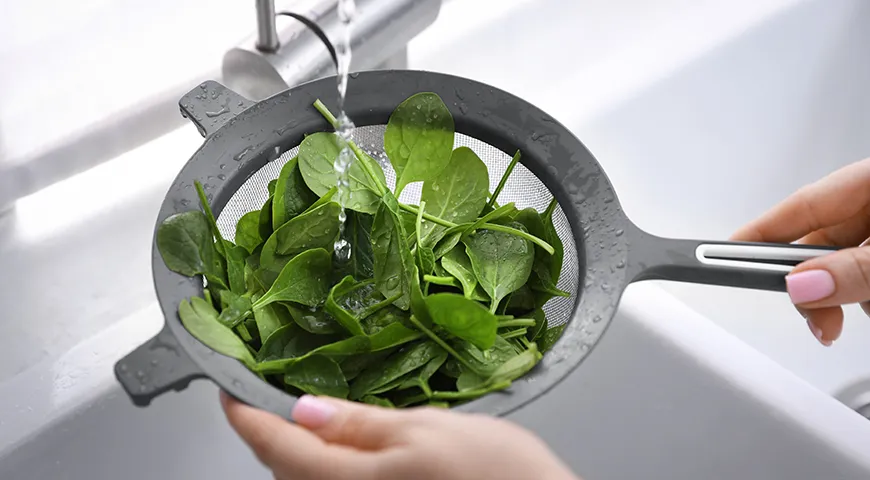 Перед тем как ополаскивать листья шпината, замочите их в холодной воде на 5–10 минут