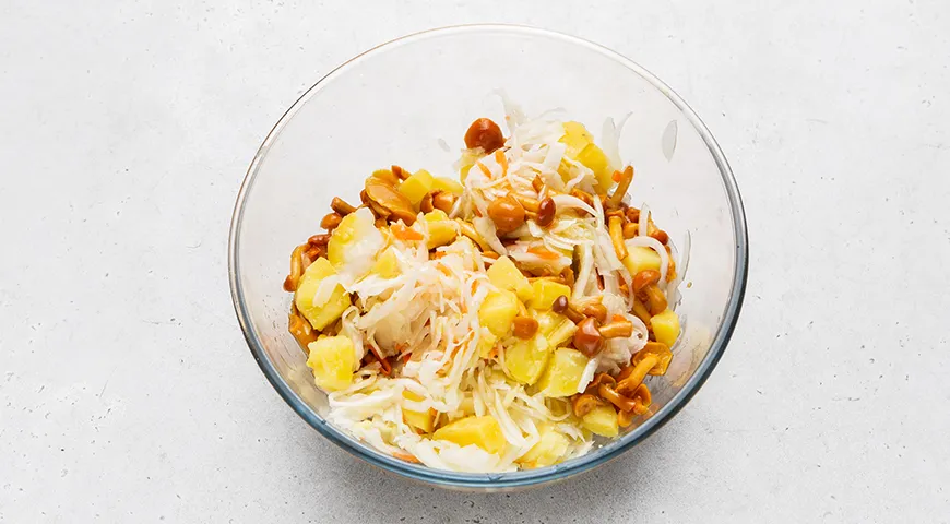 Салат Минский с грибами, квашеной капустой и картофелем