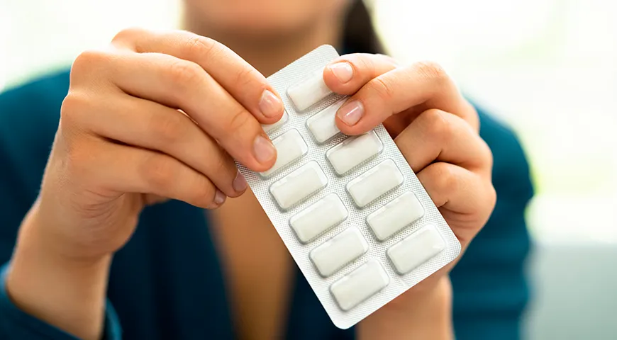 Свежая жвачка — эластичная, упругая, не рассыпается и не ломается, если на нее нажать