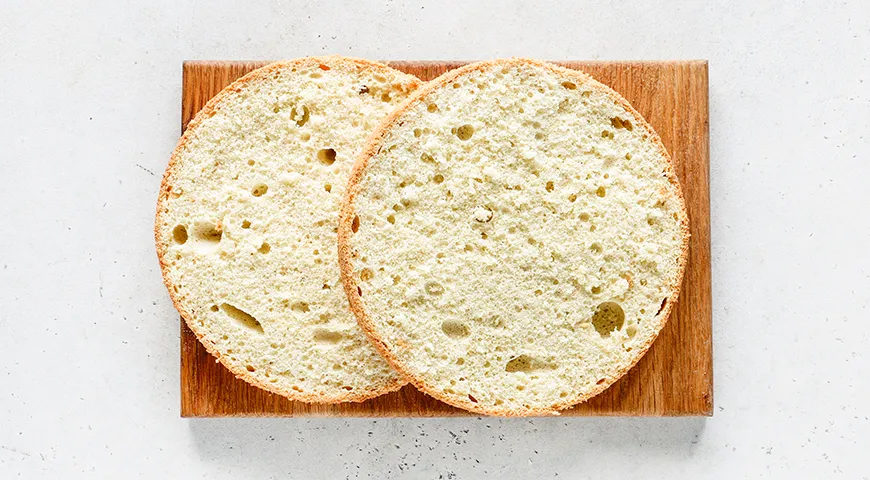 Бисквитный пирог с кремом из творожного сыра, сметаны и сгущенки