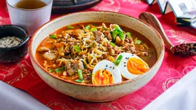 Карри-рамен с фаршем и лапшой быстрого приготовления