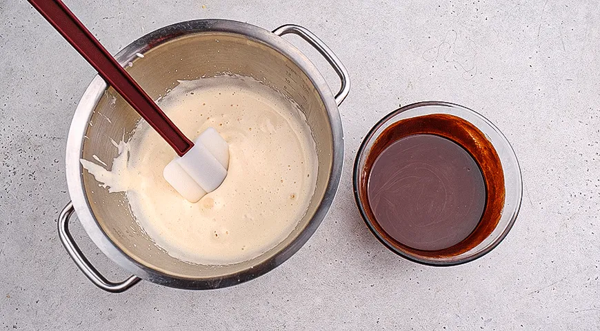 Шоколадный фондан с вишней