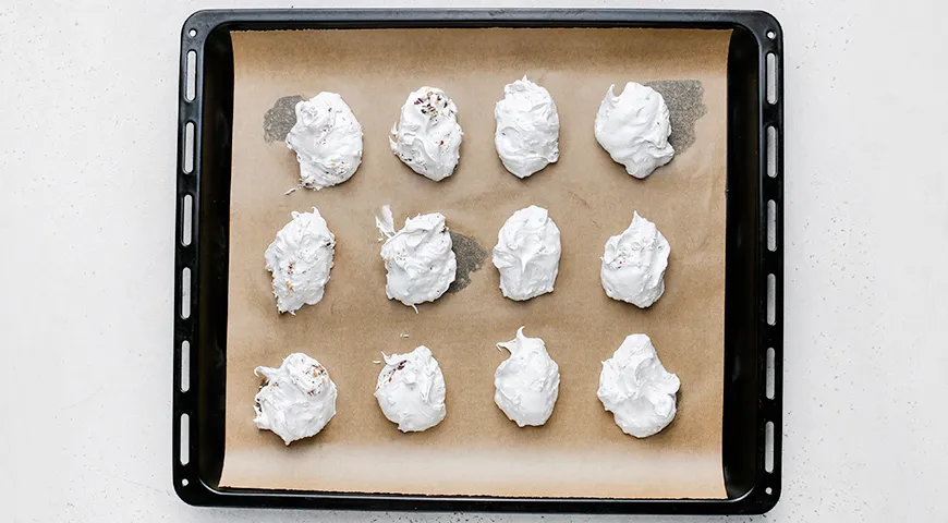 Безе с орехами и шоколадной крошкой