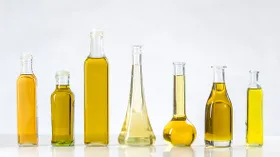 «Образуются трансжиры и токсины»: кулинаров предостерегли от жарки на этом масле