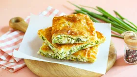 Cлоеный пирог с луком и яйцом