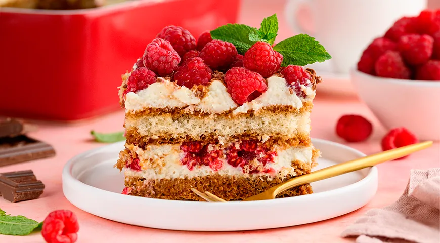 Попробуйте добавить малину в ПП-тирамису: ягода не только украсит десерт, но и подарит ему легкую кислинку, которая освежит традиционный вкус