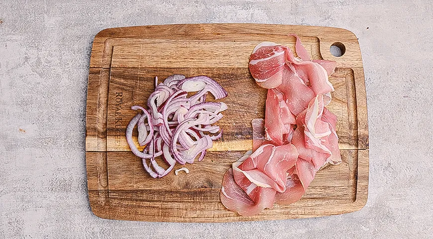 Салат из руколы с прошутто и козьим сыром