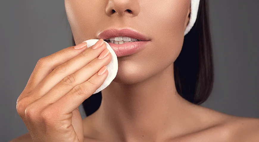 Не пренебрегайте специальными средствами для снятия макияжа с губ