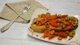 Рыба с помидорами и оливками