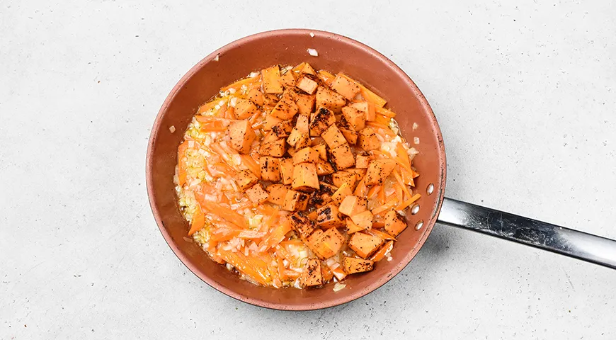 Рис с тыквой в сковороде