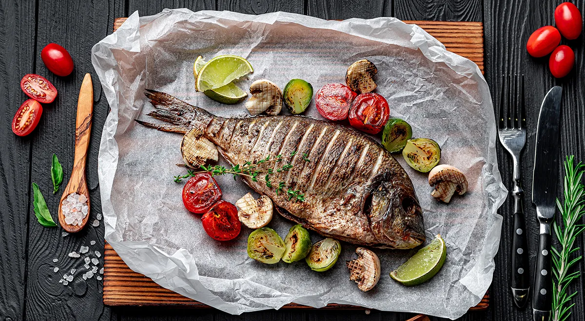 11 вкусных рецептов с дорадо: от рыбы на мангале до ухи и севиче