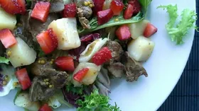 Теплый салат с куриной печенью и морскими гребешками