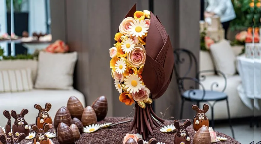 Шоколадный букет ручной работы украшен 20 искусно выполненными цветами и весит 6 кг