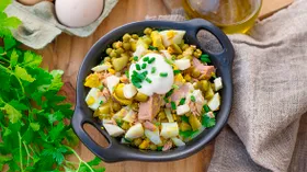 Салат с тунцом и зеленым горошком