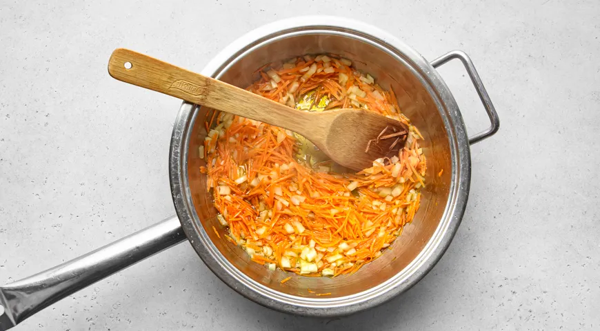 Хек, тушенный в томатном соусе с луком и морковью