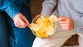 День картофельных чипсов: кто придумал жарить хрустящие ломтики в масле