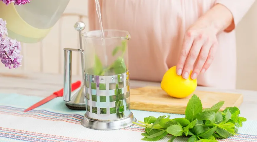 При плохой переносимости кофе и для снижения количества кофеина рекомендуется перейти на травяные чаи, богатые полифенолами