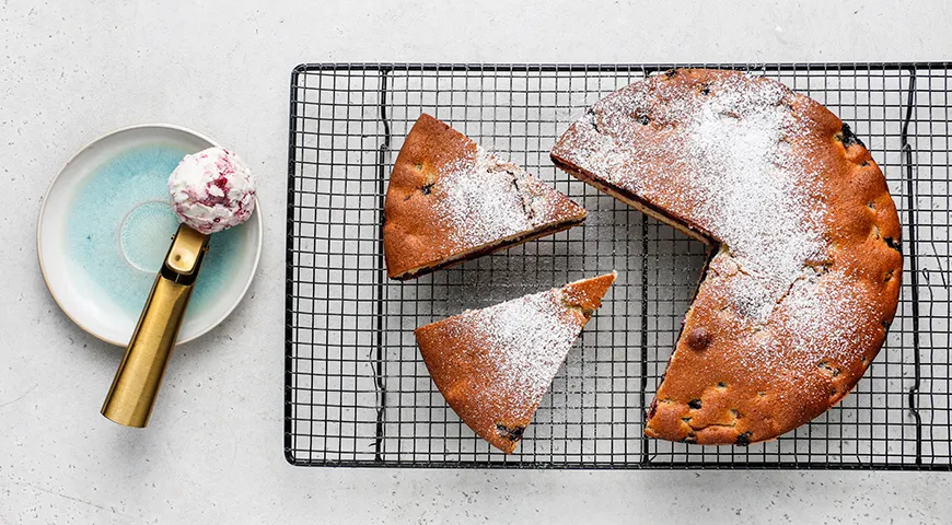 Заливной пирог с жимолостью