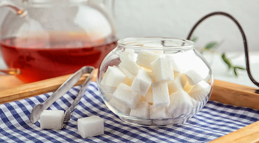  Сахар-рафинад подают в сахарнице с щипцами, чтобы гостю было удобно взять кубик и положить его в напиток