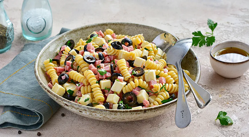 Рецепт салата с макаронами, колбасой и плавленым сыром