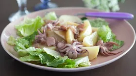 Салат из мини-осьминогов с картошкой