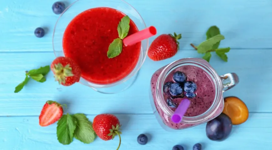Красные смузи готовят из свежих и замороженных ягод и употребляют в середине дня 