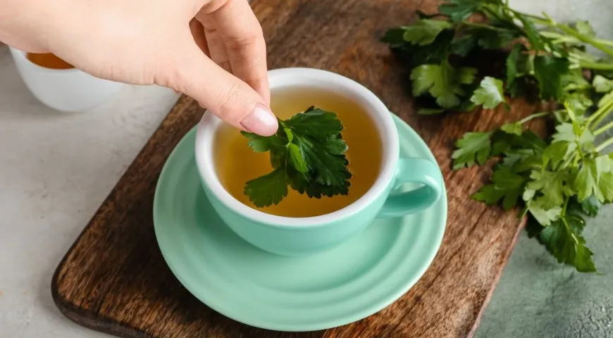 Настой из листьев петрушки можно использовать и как чай, и как косметическое средство