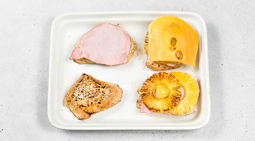 Индейка с ананасами под сыром в духовке