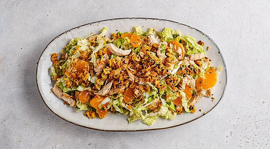 Салат из пекинской капусты с хрустящей лапшой