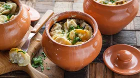 Пельмени со сметаной в горшочке