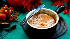 Йогуртовая запеканка с яблоком и корицей
