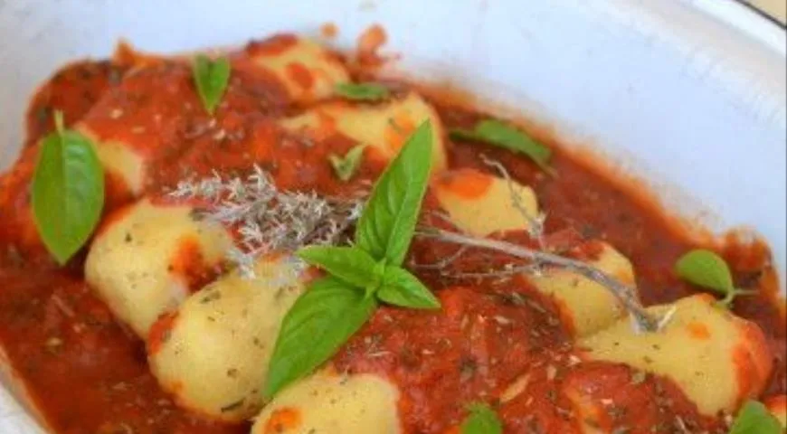 Картофельные кнели в томатном соусе с базиликом
