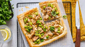 Тарт с горбушей, творожным сыром и бобами эдамаме