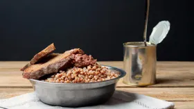 Что едят герои сериала «Слово пацана»: кефир с крышечкой из фольги, жареная картошка и прочая советская еда