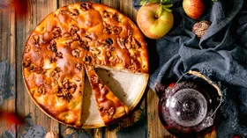 Яблочный пирог с грецкими орехами