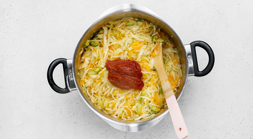 Тушеная капуста с кабачком и сосисками