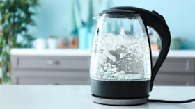 Врач объяснила, что не так с кипяченой водой: можно греть дважды или нет?