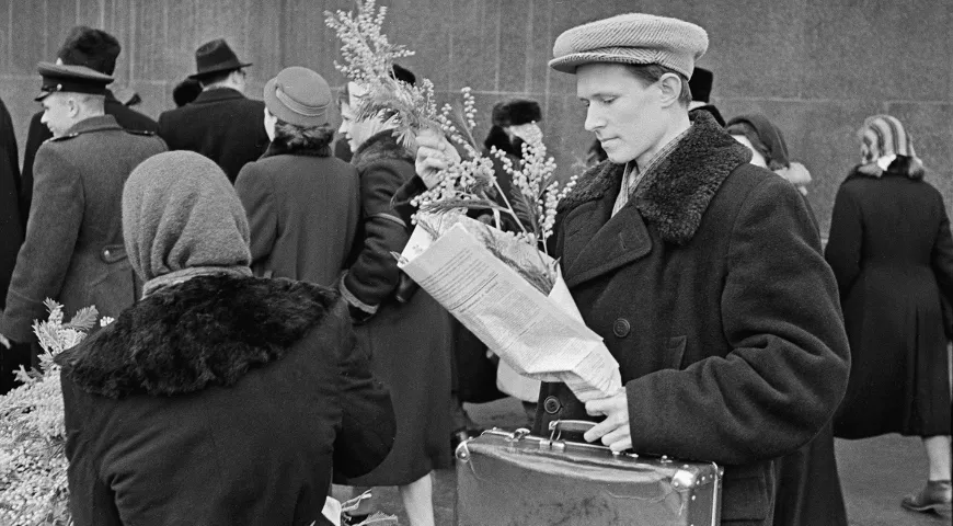 «Накануне 8 марта. Дарите женщинам цветы!». Фото Ю. Д. Королёва. Москва, 1950-е гг.