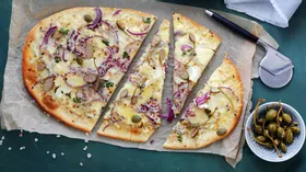 Пицца с сельдереем и копченым сыром 