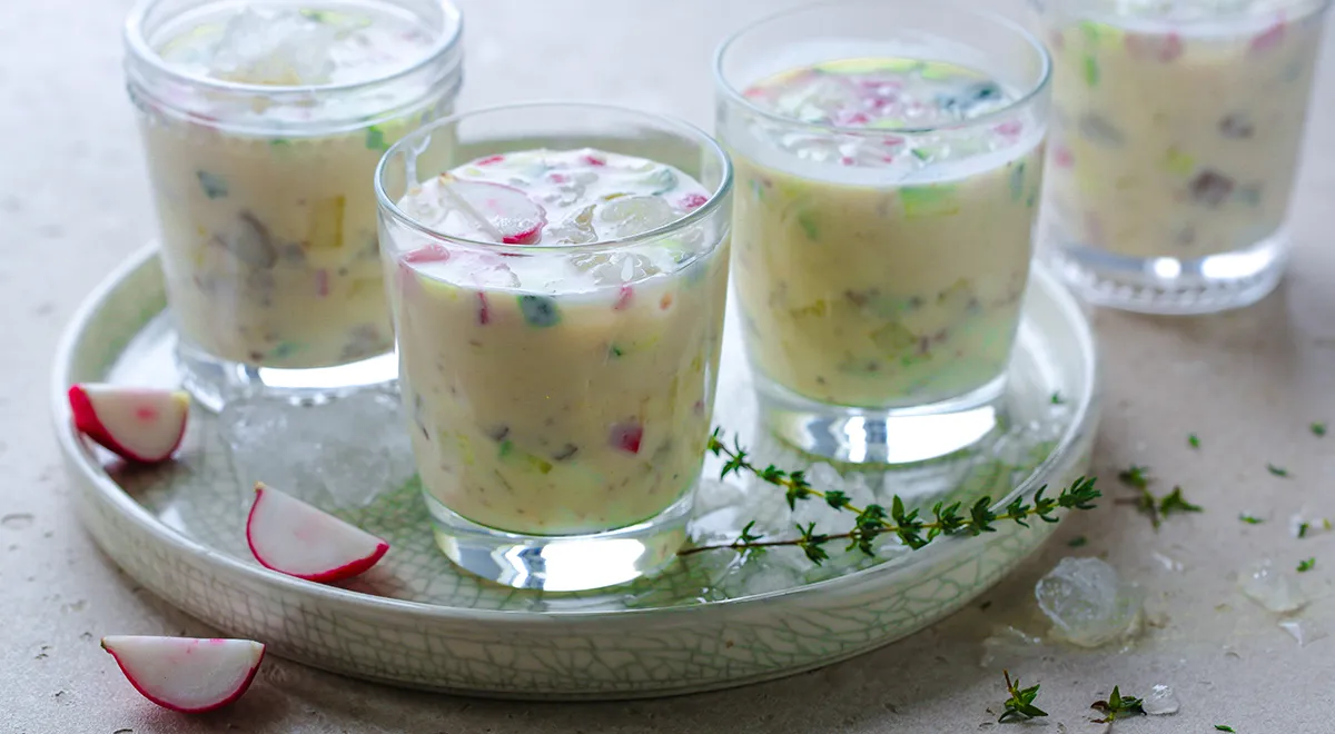 Рецепт окрошки на кефире с минералкой и огурцами (можно использовать нежинские)