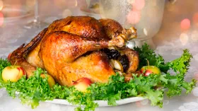 Курица целиком с черносливом в духовке