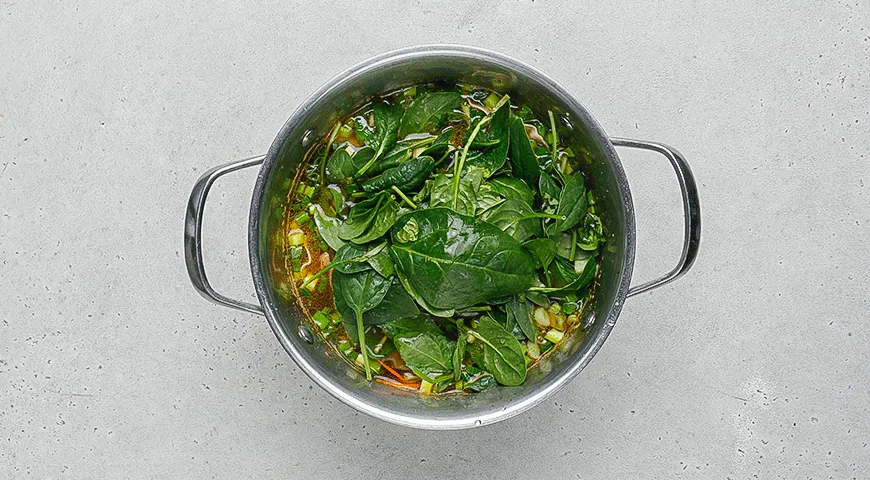 Суп с дамплингами и шпинатом