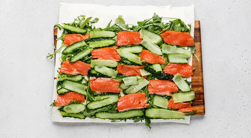 Лаваш с красной рыбой, огурцом и плавленым сыром