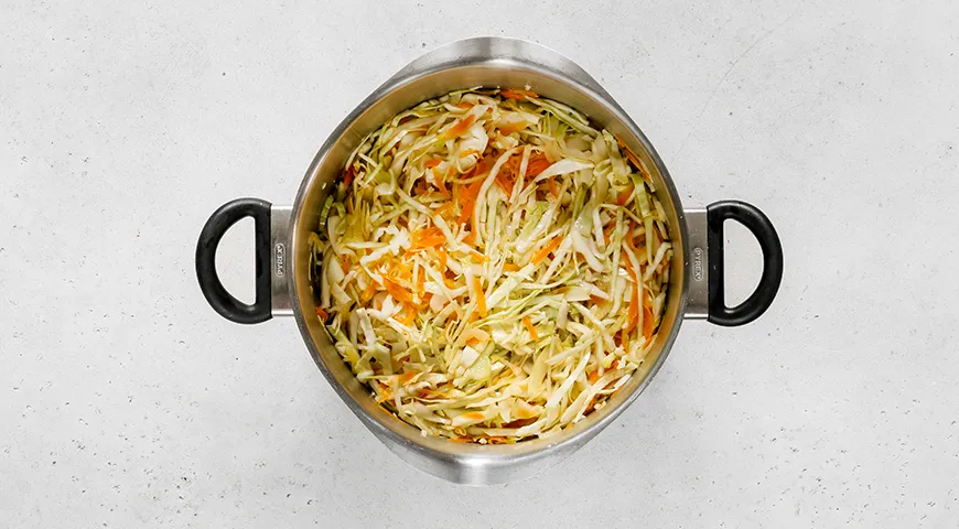 Капуста с луком и морковкой на сковороде по-домашнему