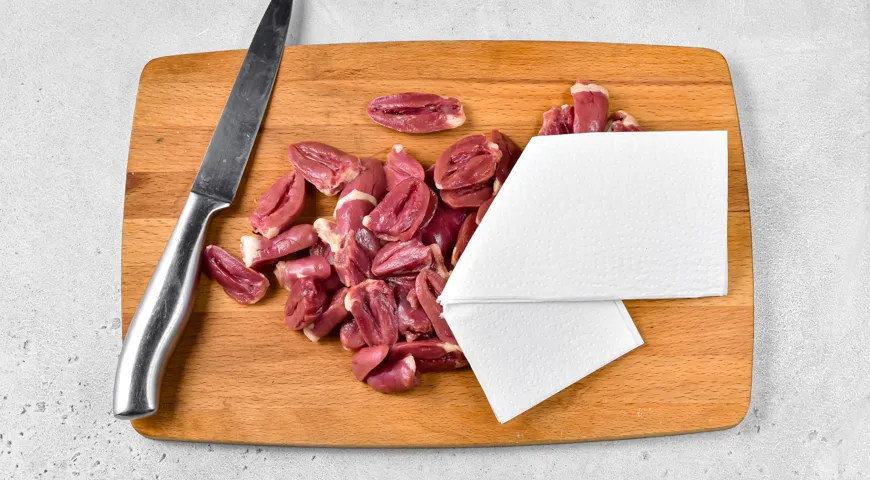 Куриные сердечки, тушенные в сливках, с морковью и луком