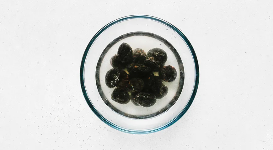 Рулетики из говядины с черносливом и грецкими орехами