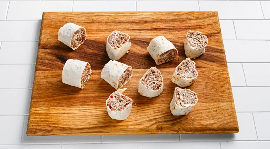 Рулетики из лаваша с фаршем (на сковороде)